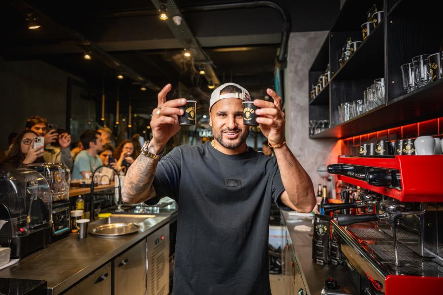 Do mar para a xícara: Italo Ferreira inaugura sua primeira cafeteria em São Paulo