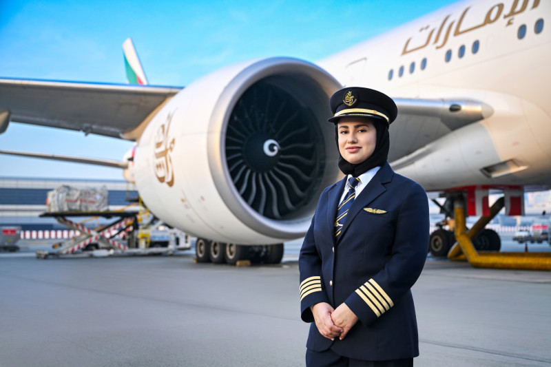 Emirates promove primeiras mulheres emiradenses a comandantes de voo