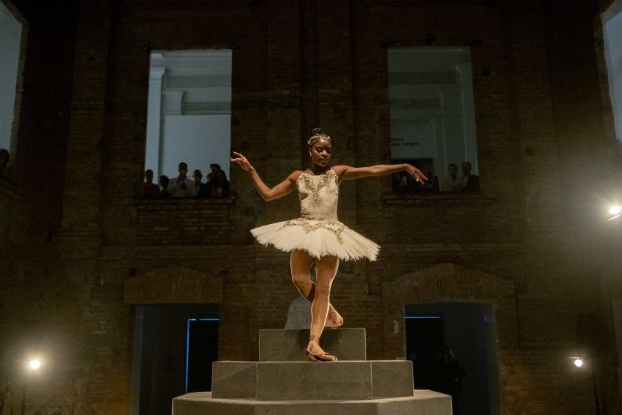 Ingrid Silva transforma a Pinacoteca em palco de uma criação inédita com Bvlgari