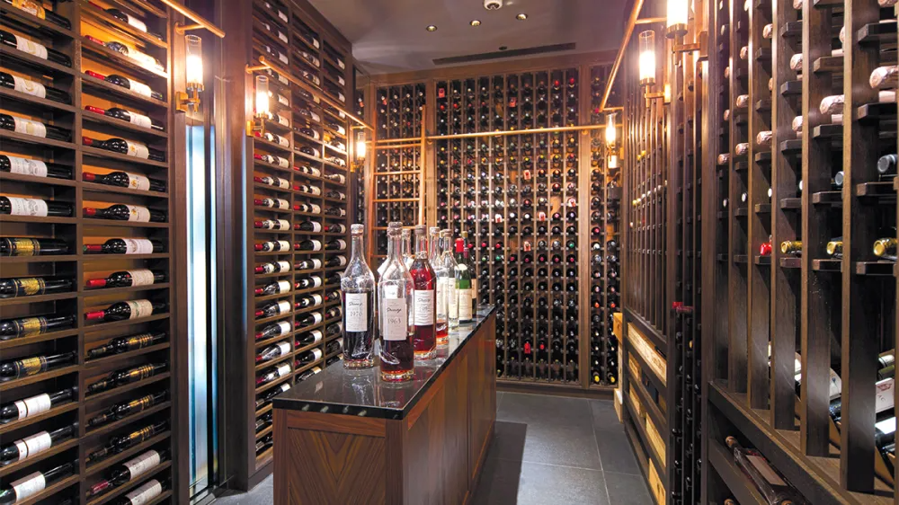 Quer provar os melhores vinhos do mundo? Este hotel em Singapura tem todos eles.