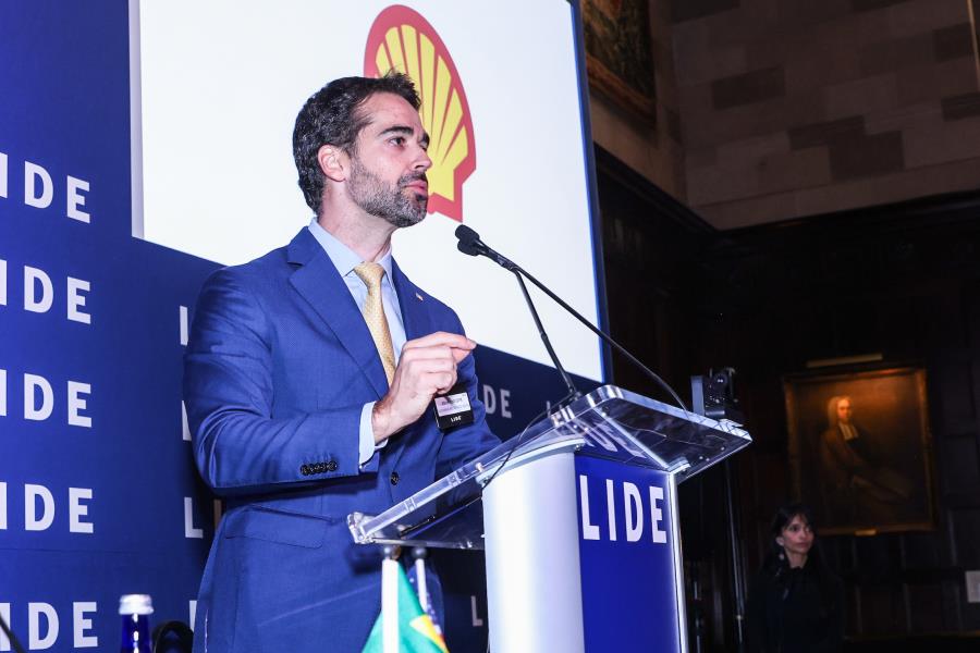 'Não existe lugar no mundo em que a sociedade tenha prosperado com um governo desajustado', diz Eduardo Leite
