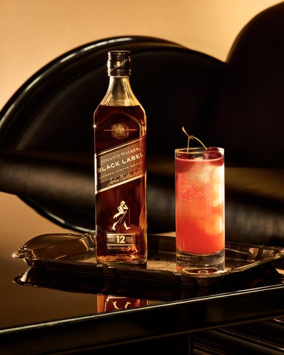 Johnnie Walker cria rota de bares em São Paulo com drink inspirado em Sabrina Carpenter