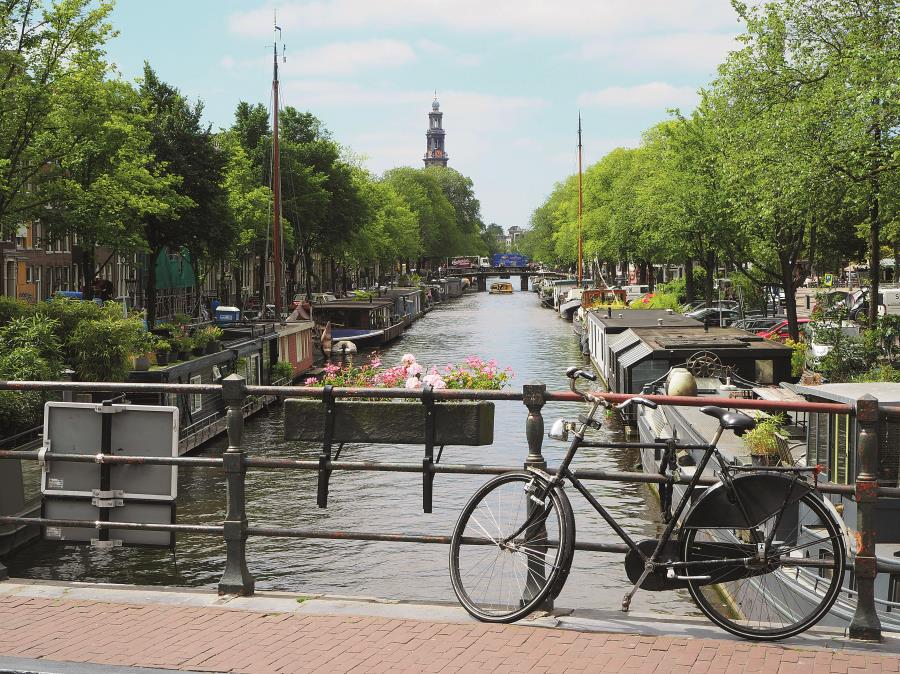 Amsterdã transformou liberdade em patrimônio cultural — e talvez seja isso que torne a cidade tão única