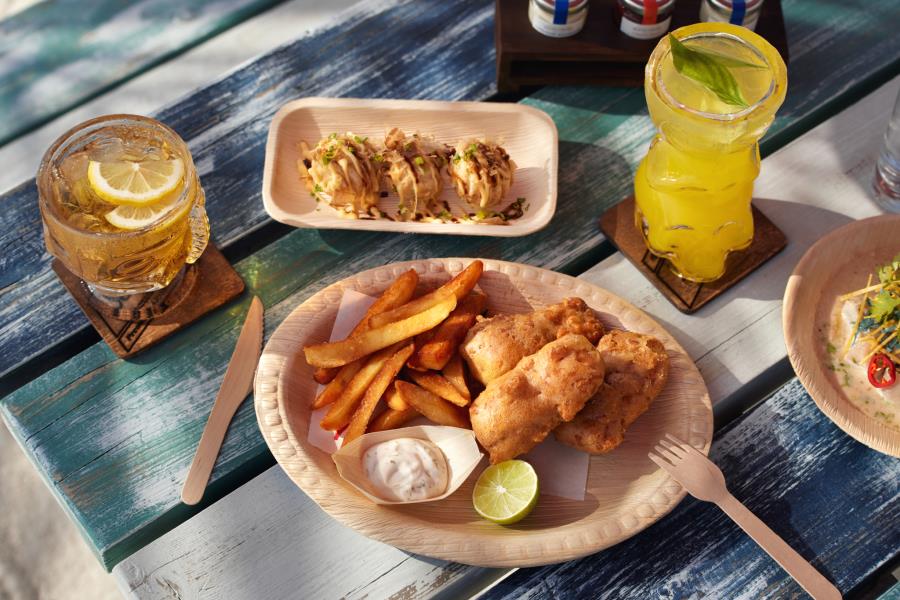 Maldivas com sabor brasileiro: Resort de luxo inaugura Surf Shack com coxinha e festas ao pôr do sol
