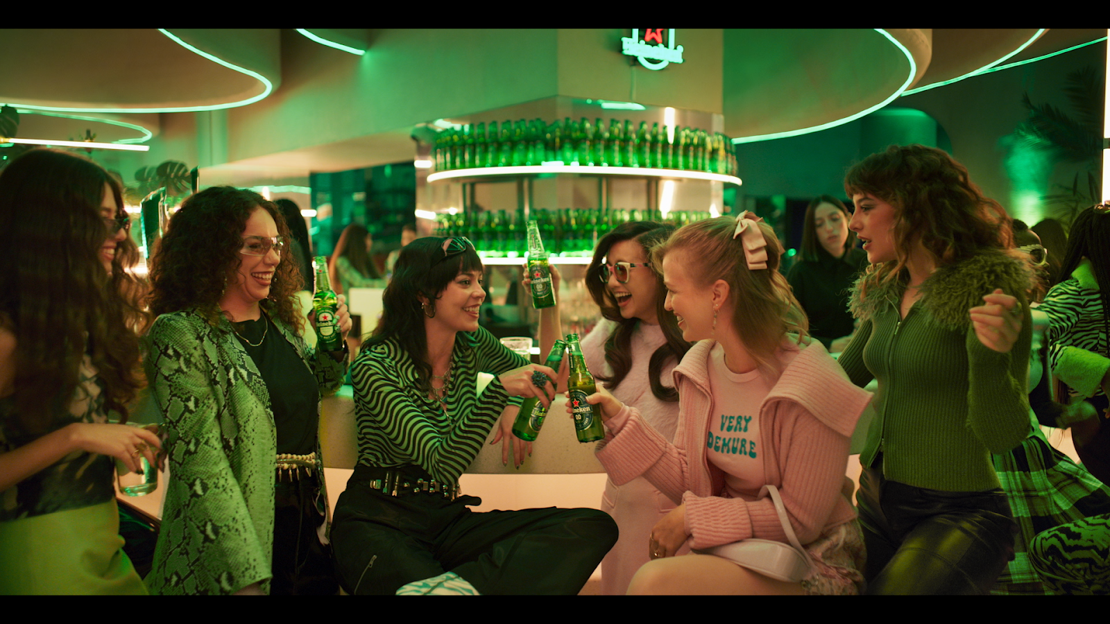Heineken lança campanha global “Algoritmo” e provoca: que tal sair da bolha e encontrar gente diferente na vida real?