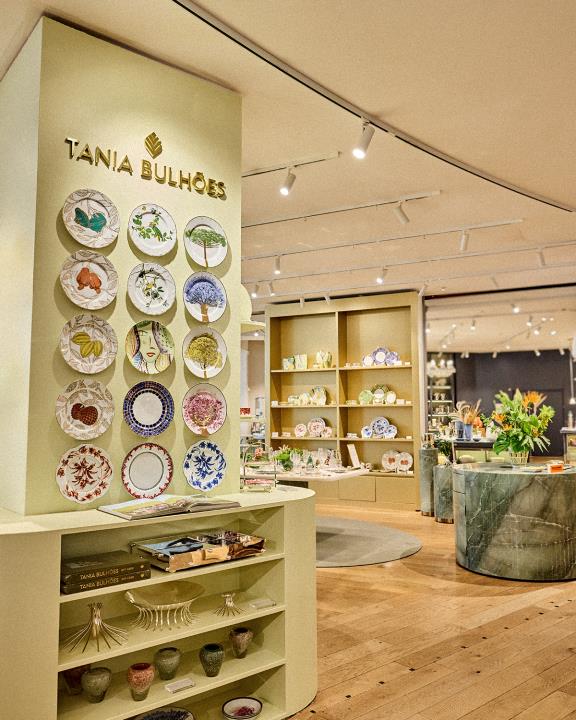 Tania Bulhões estreia na França com pop-up store no Le Bon Marché 