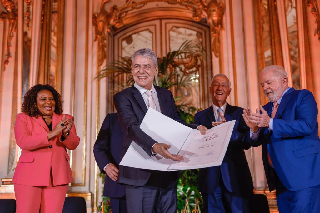 Em cerimônia histórica, Chico Buarque recebe o Prêmio Camões