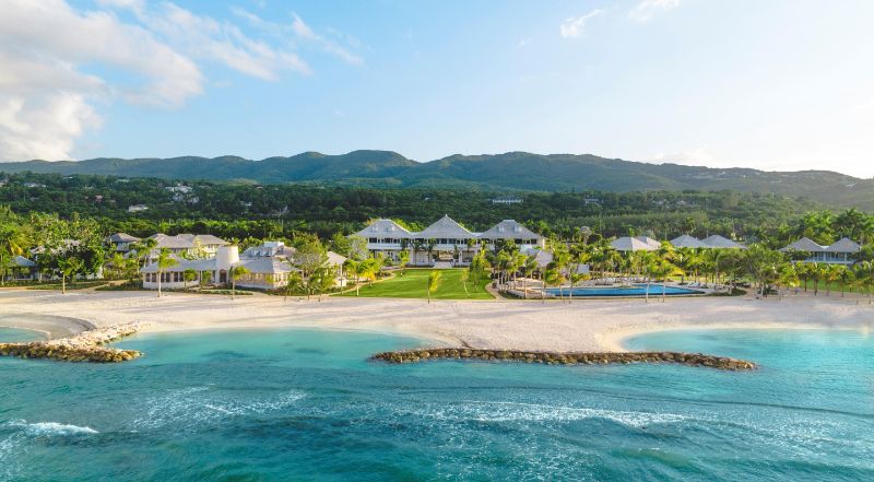 Um dos cenários mais icônicos da Jamaica oferece acomodações elegantes, experiências autênticas, arte e uma extensa praia particular