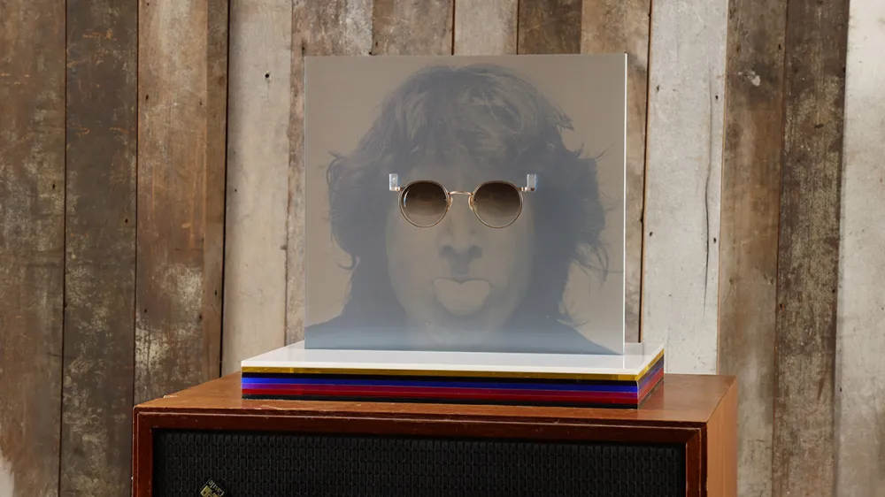 Os icônicos óculos escuros de John Lennon podem render quase US$ 400.000 em leilão