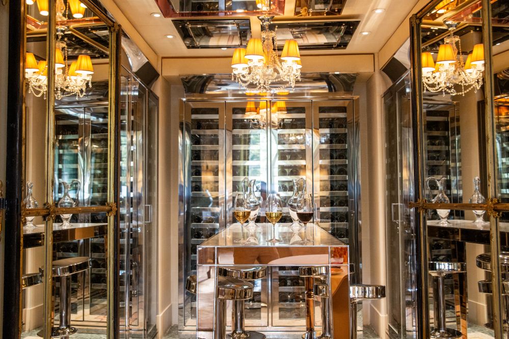 Le Meurice transforma a degustação de vinhos raros em uma experiência de luxo sob medida