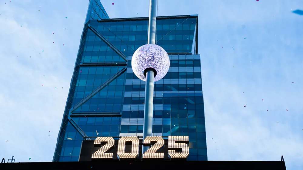 Constellation Ball estreia com 5.280 cristais e redefine o espetáculo de Ano Novo em Nova York