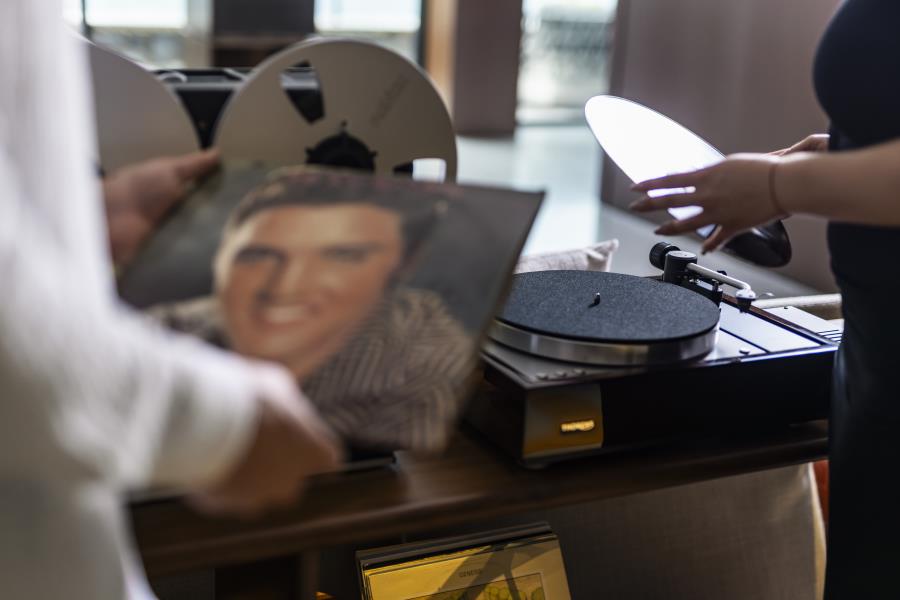 Hotel na Itália lança suíte-design 'audível' com acervo de 500 discos de vinil