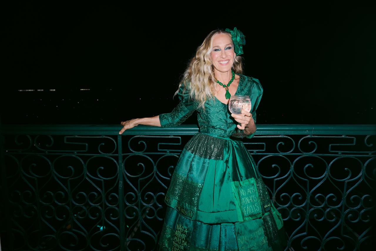 Por que a passagem de Sarah Jessica Parker pelo Carnaval do Rio coroou a moda brasileira com sua autenticidade chancelada pela ícone fashion 