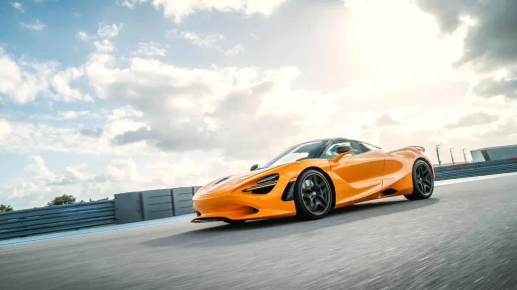 Conheça o McLaren 750S Spider, o carro do ano de 2025 da Robb Report