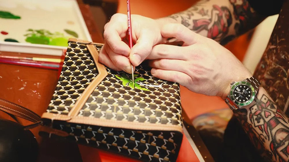 Arte que você pode carregar: bolsas de luxo pintadas à mão estão na moda