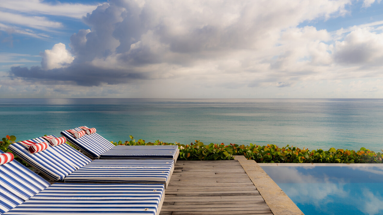 Four Seasons + Jacquemus: collab de luxo transforma resort nas Bahamas e tem peça exclusiva à venda para o verão