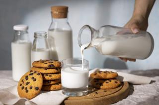 bottle-milk-with-sweet-cookies