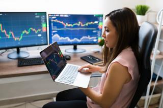 businesswoman-buying-stocks-online-hispanic-young-woman-working-from-home-her-trading-business-laptop