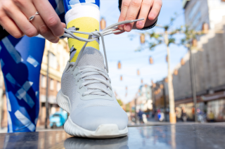 Uso de tênis falsificados aumenta chances de lesões nos pés
