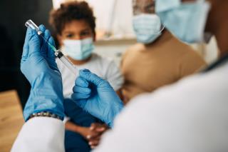 closeup-pediatrician-preparing-vaccine-child