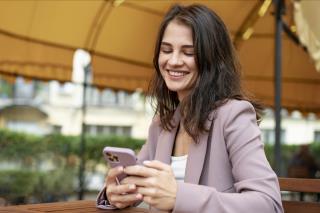 medium-shot-woman-with-device