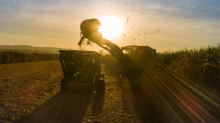 colhedora-de-cana-john-deere-colhendo-cana-ao-por-do-sol-no-campo-desktop-1366x768