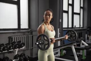 woman-training-weightlifting-gym