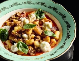 Gnocchili grelhado com molho de tomate, pignoli, azeitona taggiasche e mozarella di búfala 3