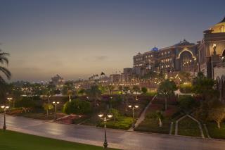 Emirates_Palace_Mandarin_Oriental_-_exterior_with_garden