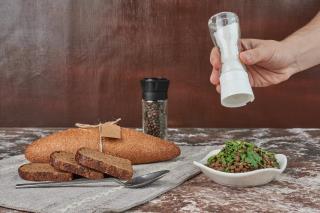 adding-salt-into-lentil-salad