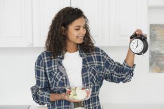 woman-holding-bowl-salad-clock