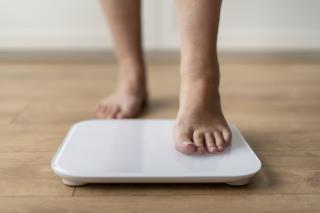 person-with-eating-disorder-having-weight-problems (1)