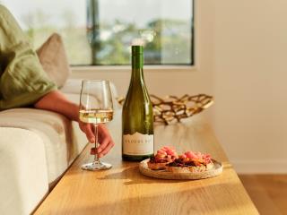 Cloudy Bay - Sauvignon Blanc 2024 - SB 24 - Food pairing - Tuna Bruschetta- Landscape 3