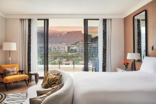 OO_CapeTown_Accommodation_MarinaMountainKing_Bedroom_Wide_MountainView_212-072