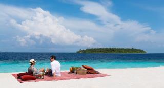 anantara_kihavah_private_island_picnicing_1920x1037