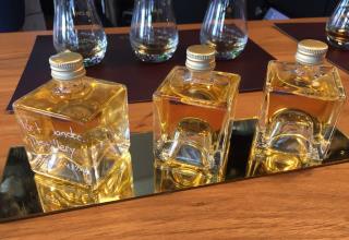 4 - LEGENDA - Dependendo de seu envelhecimento e fabricação, as amostras de whisky assumem cores diferenciadas