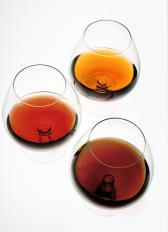 2 - LEGENDA - Cognacs e brandies podem adquirir diferentes tons de âmbar, de acordo com seu envelhecimento