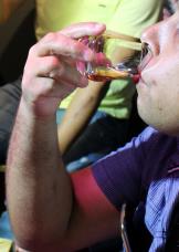 6 - LEGENDA - Antes de ingerir o whisky, mantenha o líquido na boca por alguns instantes